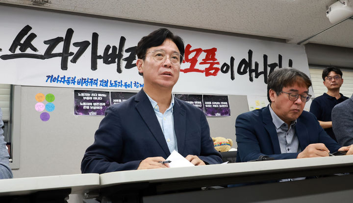 [서울=뉴시스] 최진석 기자 = 김영훈 고용노동부 장관이 26일 경상북도 구미 한국옵티칼하이테크를 방문해 간담회를 갖고 있다. 이날 김 장관은 566일째 고공농성을 하고 있는 박정혜 수석부지회장(금속노조 한국옵티칼하이테크지회)과 면담했다. (사진=고용노동부 제공) 2025.07.26. photo@newsis.com *재판매 및 DB 금지