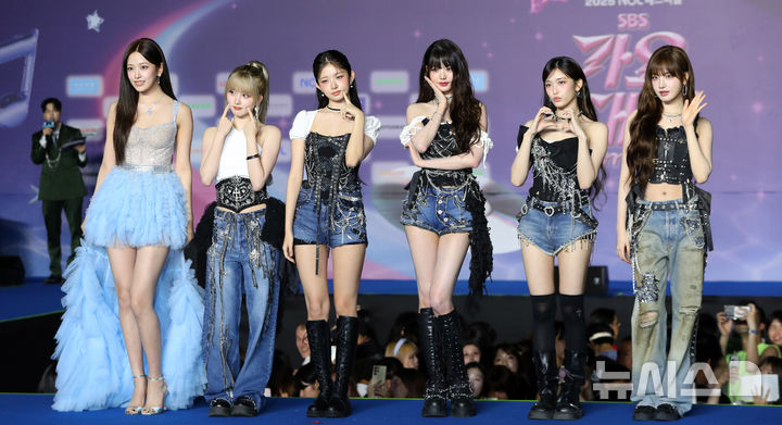 [고양=뉴시스] 김혜진 기자 = 그룹 아이브가 26일 오후 경기 고양 일산서구 킨텍스에서 열린 2025 SBS 가요대전 써머(Summer) 블루카펫에서 포즈를 취하고 있다.&nbsp; 이날 블루카펫 행사에는 유스피어, 비:퍼스트, 아홉, 올데이 프로젝트, 싸이커스, 이즈나, 미야오, 폴킴, NCT WISH, 엔믹스, 잔나비, 아이브, 엔시티 127, 있지가 참석했다. 2025.07.26. jini@newsis.com