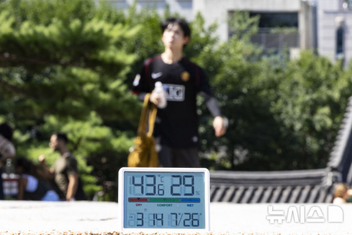 [서울=뉴시스] 김근수 기자 = 전국 대부분 지역에 폭염특보가 발효된 26일 서울 중구 남산한옥마을의 지열로 온도계 수치가 40도를 웃돌고 있다. 2024.07.26. ks@newsis.com