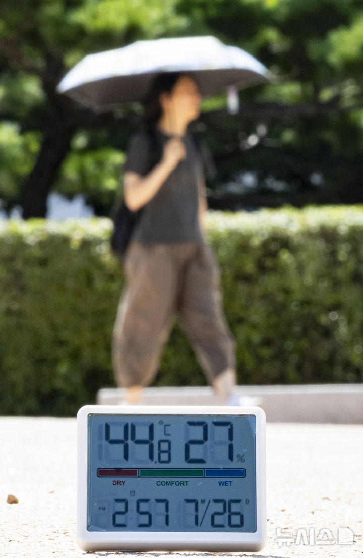 [서울=뉴시스] 김근수 기자 = 전국 대부분 지역에 폭염특보가 발효된 26일 서울 중구 남산한옥마을의 지열로 온도계 수치가 40도를 웃돌고 있다. 2024.07.26. ks@newsis.com