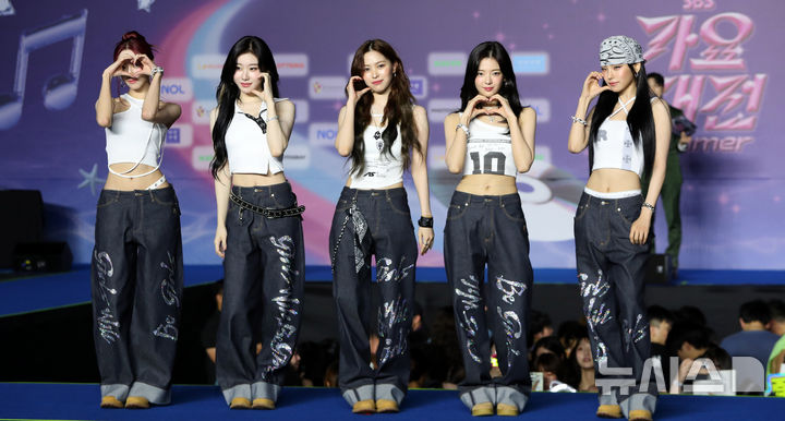 [고양=뉴시스] 김혜진 기자 = 그룹 있지가 26일 오후 경기 고양 일산서구 킨텍스에서 열린 2025 SBS 가요대전 써머(Summer) 블루카펫에서 포즈를 취하고 있다.&nbsp; 이날 블루카펫 행사에는 유스피어, 비:퍼스트, 아홉, 올데이 프로젝트, 싸이커스, 이즈나, 미야오, 폴킴, NCT WISH, 엔믹스, 잔나비, 아이브, 엔시티 127, 있지가 참석했다. 2025.07.26. jini@newsis.com