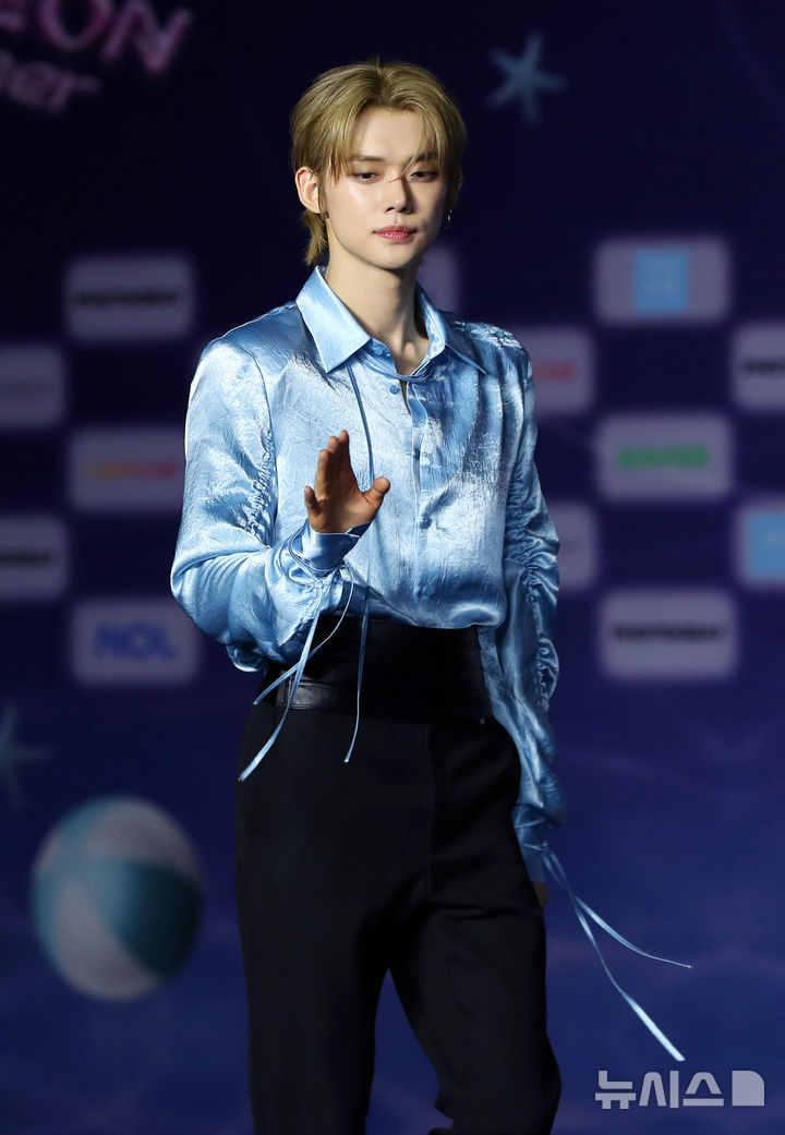 [고양=뉴시스] 김혜진 기자 = 그룹 투모로우바이투게더 연준이 26일 오후 경기 고양 일산서구 킨텍스에서 열린 2025 SBS 가요대전 써머(Summer) 블루카펫에서 포즈를 취하고 있다.&nbsp; 이날 블루카펫 행사에는 유스피어, 비:퍼스트, 아홉, 올데이 프로젝트, 싸이커스, 이즈나, 미야오, 폴킴, NCT WISH, 엔믹스, 잔나비, 아이브, 엔시티 127, 있지가 참석했다. 2025.07.26. jini@newsis.com