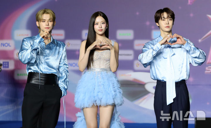 [고양=뉴시스] 김혜진 기자 = 가수 연준(왼쪽부터), 안유진, 도영이 26일 오후 경기 고양 일산서구 킨텍스에서 열린 2025 SBS 가요대전 써머(Summer) 블루카펫에서 포즈를 취하고 있다.&nbsp; 이날 블루카펫 행사에는 유스피어, 비:퍼스트, 아홉, 올데이 프로젝트, 싸이커스, 이즈나, 미야오, 폴킴, NCT WISH, 엔믹스, 잔나비, 아이브, 엔시티 127, 있지가 참석했다. 2025.07.26. jini@newsis.com