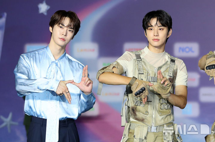 [고양=뉴시스] 김혜진 기자 = 그룹 NCT127 도영(왼쪽), 정우가 26일 오후 경기 고양 일산서구 킨텍스에서 열린 2025 SBS 가요대전 써머(Summer) 블루카펫에서 포즈를 취하고 있다. 이날 블루카펫 행사에는 유스피어, 비:퍼스트, 아홉, 올데이 프로젝트, 싸이커스, 이즈나, 미야오, 폴킴, NCT WISH, 엔믹스, 잔나비, 아이브, 엔시티 127, 있지가 참석했다. 2025.07.26. jini@newsis.com