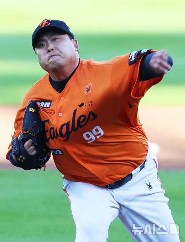 [대전=뉴시스] 권창회 기자 = 26일 오후 대전 중구 대전한화생명볼파크에서 열린 2025 신한 쏠뱅크 KBO리그 한화 이글스와 SSG랜더스의 경기, 1회 초 한화 류현진이 역투하고 있다. 2025.07.26. kch0523@newsis.com