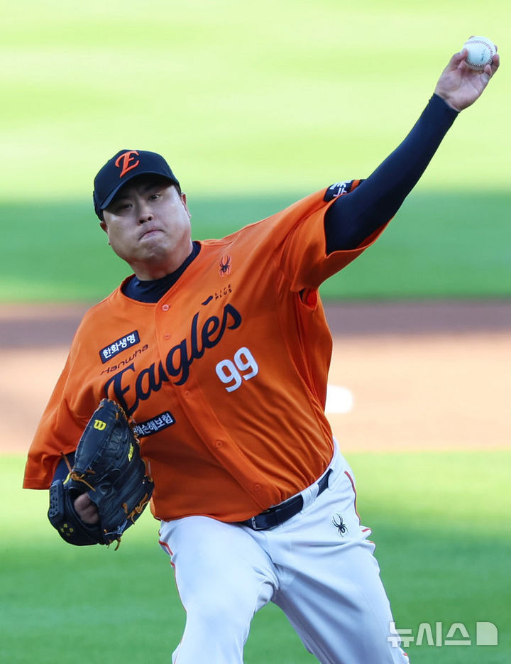 [대전=뉴시스] 권창회 기자 = 26일 오후 대전 중구 대전한화생명볼파크에서 열린 2025 신한 쏠뱅크 KBO리그 한화 이글스와 SSG랜더스의 경기, 1회 초 한화 류현진이 역투하고 있다. 2025.07.26. kch0523@newsis.com