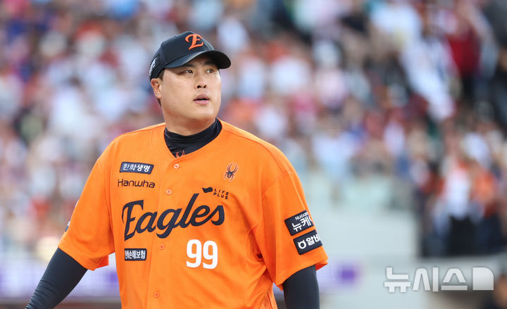 [대전=뉴시스] 권창회 기자 = 26일 오후 대전 중구 대전한화생명볼파크에서 열린 2025 신한 쏠뱅크 KBO리그 한화 이글스와 SSG랜더스의 경기, 1회 초 한화 류현진이 5실점을 한 뒤 이닝을 마치고 마운드를 내려오고 있다. 2025.07.26. kch0523@newsis.com