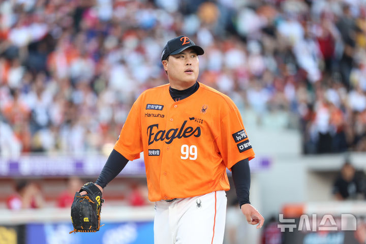 [대전=뉴시스] 권창회 기자 = 26일 오후 대전 중구 대전한화생명볼파크에서 열린 2025 신한 쏠뱅크 KBO리그 한화 이글스와 SSG랜더스의 경기, 1회 초 한화 류현진이 5실점을 한 뒤 이닝을 마치고 마운드를 내려오고 있다. 2025.07.26. kch0523@newsis.com
