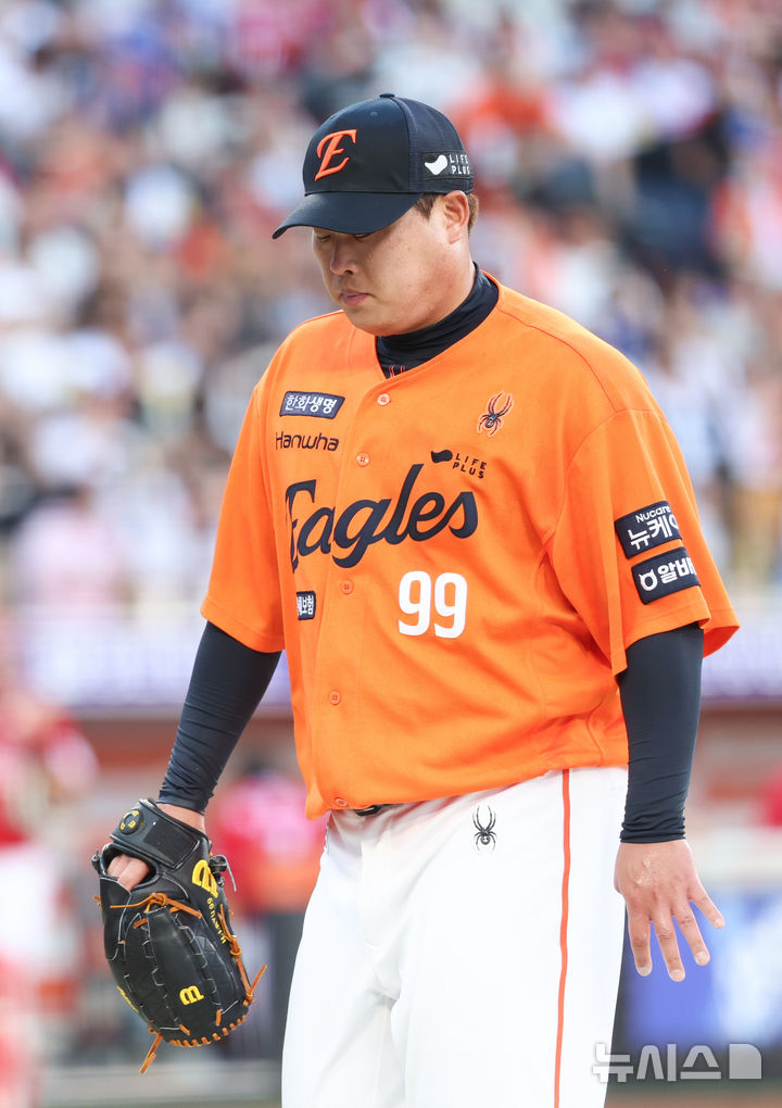 [대전=뉴시스] 권창회 기자 = 26일 오후 대전 중구 대전한화생명볼파크에서 열린 2025 신한 쏠뱅크 KBO리그 한화 이글스와 SSG랜더스의 경기, 1회 초 한화 류현진이 5실점을 한 뒤 이닝을 마치고 마운드를 내려오고 있다. 2025.07.26. kch0523@newsis.com