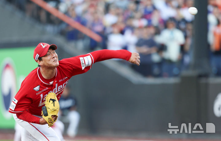 [대전=뉴시스] 권창회 기자 = 26일 오후 대전 중구 대전한화생명볼파크에서 열린 2025 신한 쏠뱅크 KBO리그 한화 이글스와 SSG랜더스의 경기, 2회 말 SSG 김광현이 역투하고 있다. 2025.07.26. kch0523@newsis.com