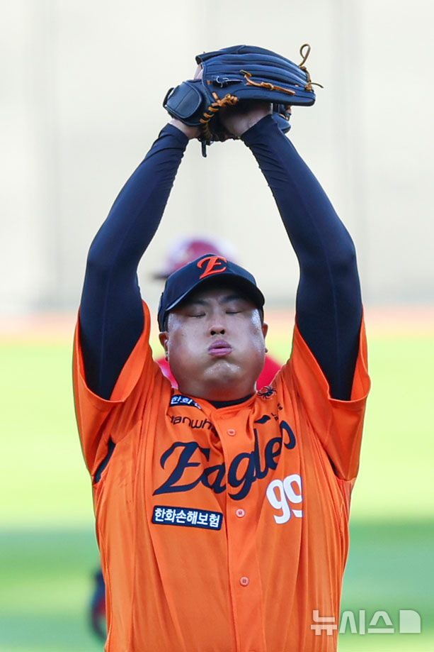 [대전=뉴시스] 권창회 기자 = 26일 오후 대전 중구 대전한화생명볼파크에서 열린 2025 신한 쏠뱅크 KBO리그 한화 이글스와 SSG랜더스의 경기, 1회 초 무사 만루 한화 류현진이 SSG 김성욱의 적시타에 아쉬워하며 마음을 가다듬고 있다. 2025.07.26. kch0523@newsis.com