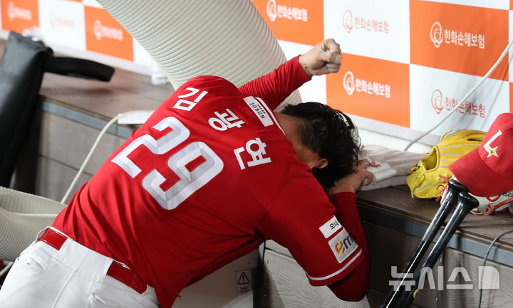 [대전=뉴시스] 권창회 기자 = 26일 오후 대전 중구 대전한화생명볼파크에서 열린 2025 신한 쏠뱅크 KBO리그 한화 이글스와 SSG랜더스의 경기, 6회 말까지 2실점한 SSG 김광현이 이닝을 마친 뒤 더그아웃에서 포효하고 있다. 2025.07.26. kch0523@newsis.com
