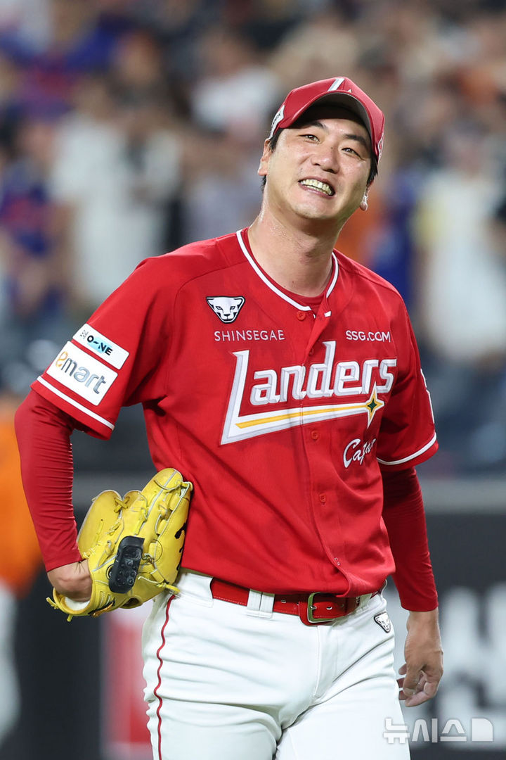 [대전=뉴시스] 권창회 기자 = 26일 오후 대전 중구 대전한화생명볼파크에서 열린 2025 신한 쏠뱅크 KBO리그 한화 이글스와 SSG랜더스의 경기, 6회 말 무사 만루서 한화 노시환을 병살로 잡아낸 뒤 SSG 김광현이 미소짓고 있다. 2025.07.26. kch0523@newsis.com