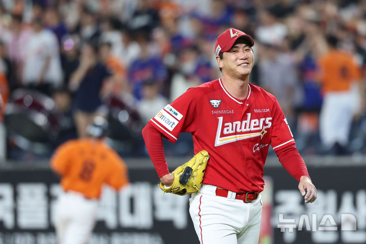 [대전=뉴시스] 권창회 기자 = 26일 오후 대전 중구 대전한화생명볼파크에서 열린 2025 신한 쏠뱅크 KBO리그 한화 이글스와 SSG랜더스의 경기, 6회 말 무사 만루서 한화 노시환을 병살로 잡아낸 뒤 SSG 김광현이 미소짓고 있다. 2025.07.26. kch0523@newsis.com