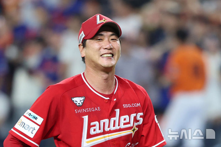 [대전=뉴시스] 권창회 기자 = 26일 오후 대전 중구 대전한화생명볼파크에서 열린 2025 신한 쏠뱅크 KBO리그 한화 이글스와 SSG랜더스의 경기, 6회 말 무사 만루서 한화 노시환을 병살로 잡아낸 뒤 SSG 김광현이 미소짓고 있다. 2025.07.26. kch0523@newsis.com
