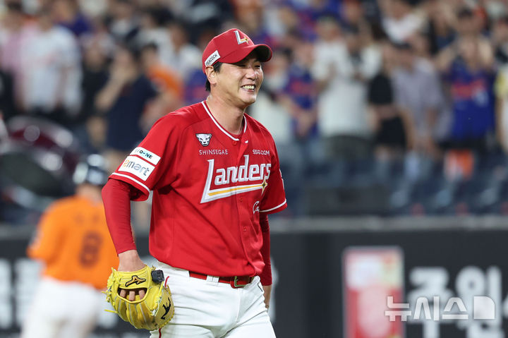 [대전=뉴시스] 권창회 기자 = 26일 오후 대전 중구 대전한화생명볼파크에서 열린 2025 신한 쏠뱅크 KBO리그 한화 이글스와 SSG랜더스의 경기, 6회 말 무사 만루서 한화 노시환을 병살로 잡아낸 뒤 SSG 김광현이 미소짓고 있다. 2025.07.26. kch0523@newsis.com