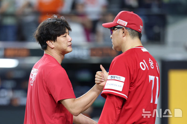 [대전=뉴시스] 권창회 기자 = 26일 오후 대전 중구 대전한화생명볼파크에서 열린 2025 신한 쏠뱅크 KBO리그 한화 이글스와 SSG랜더스의 경기, 9대3으로 승리한 SSG랜더스 김광현이 이숭용 감독과 인사하고 있다. 2025.07.26. kch0523@newsis.com