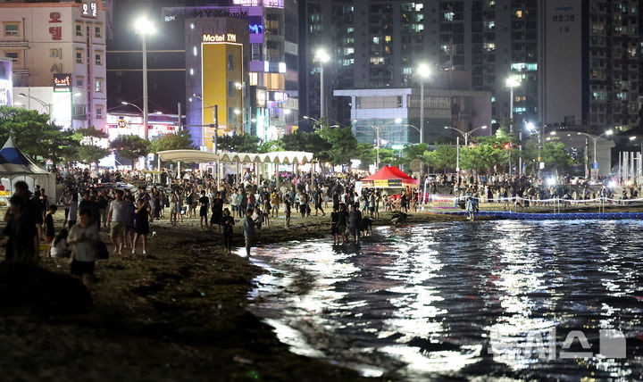 [포항=뉴시스] 이무열 기자 = 폭염경보와 열대야 현상으로 인해 밤낮으로 푹푹 찌는 무더위가 이어진 26일 밤 경북 포항시 북구 영일대해수욕장에서 시민과 관광객들이 더위를 식히고 있다. 2025.07.26. lmy@newsis.com