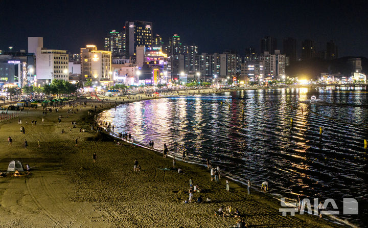 [포항=뉴시스] 이무열 기자 = 폭염경보와 열대야 현상으로 인해 밤낮으로 푹푹 찌는 무더위가 이어진 26일 밤 경북 포항시 북구 영일대해수욕장에서 시민과 관광객들이 더위를 식히고 있다. 2025.07.26. lmy@newsis.com