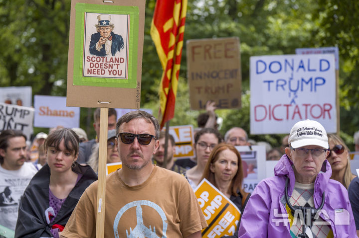 [에든버러=AP/뉴시스] 26일(현지 시단) 스코틀랜드 에든버러의 미국 총영사관 앞에서 도널드 트럼프 미국 대통령의 방문에 항의하는 시위가 열리고 있다. 2025.07.27.