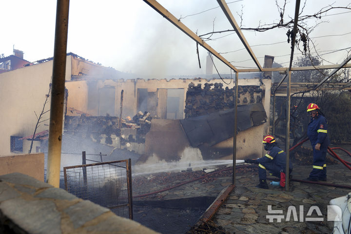 [ 아테네=AP/뉴시스] 그리스의 수도 아테네 북서부 교외의 크리요네리 지역에서 7월 26일 소방대원들이 한 주택으로 옮겨 붙은 산불의 진화작업을 하고 있다. 2025. 07.27. 