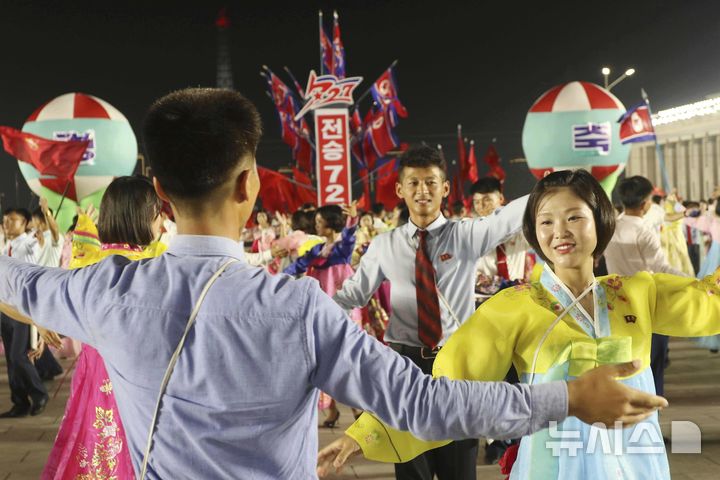 [평양=AP/뉴시스]26일 북한 평양 김일성광장에서 열린 한국전(625전쟁) 정전협정 72주년(전승절) 경축 야회에서 북한 청년·학생들이 춤추고 있다. 2025.07.27. 