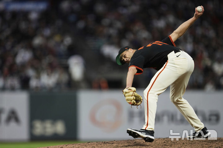 [샌프란시스코=AP/뉴시스] 메이저리그 샌프란시스코 자이언츠의 구원 투수 타일러 로저스가 27일(한국 시간) 2025 메이저리그 뉴욕 메츠와의 경기에서 공을 던지고 있다. 2025.07.27.