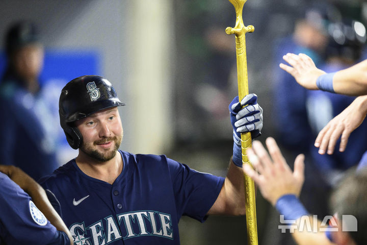 [애너하임=AP/뉴시스] 시애틀 매리너스의 칼 롤리가 27일(한국 시간) 미국 캘리포니아주 애너하임의 에인절스타디움에서 열린 2025 메이저리그(MLB) LA 에인절스와의 경기에서 6회초 솔로 홈런을 날린 뒤 세리머니를 하고 있다. 2025.07.27