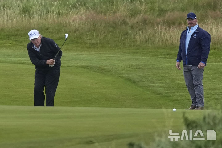 [턴베리=AP/뉴시스]도널드 트럼프 미국 대통령이 지난 27일 스코틀랜드 턴베리에 있는 트럼프 턴베리 골프장에서 골프를 치는 모습. 2025.7.31