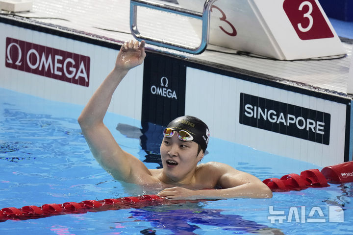 [싱가포르=AP/뉴시스] 김우민(강원도청)이 27일 싱가포르 세계수영선수권대회 아레나에서 열린 2025 세계수영연맹 세계선수권대회 경영 남자 자유형 400m 결승에서 3분42초60을 기록해 동메달을 딴 뒤 기뻐하고 있다. 2025.07.27