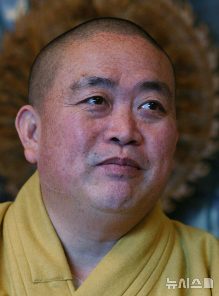 [덩펑(중 허난성)=AP/뉴시스] 중국 무술 쿵푸의 발원지로 알려진 소림사의 주지 스융신이 사찰 자금 횡령과 불교 계율 위반 혐의 등으로 당국의 조사를 받고 있는 것으로 알려졌다. 스 주지의 자료사진. 2025.07.28