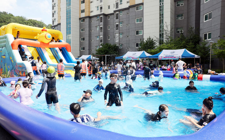 [칠곡=뉴시스] 아파트 단지에 설치된 야외 수영장에서 아이들이 여름을 즐기고 있다. (사진=칠곡군 제공) 2025.07.27 photo@newsis.com *재판매 및 DB 금지