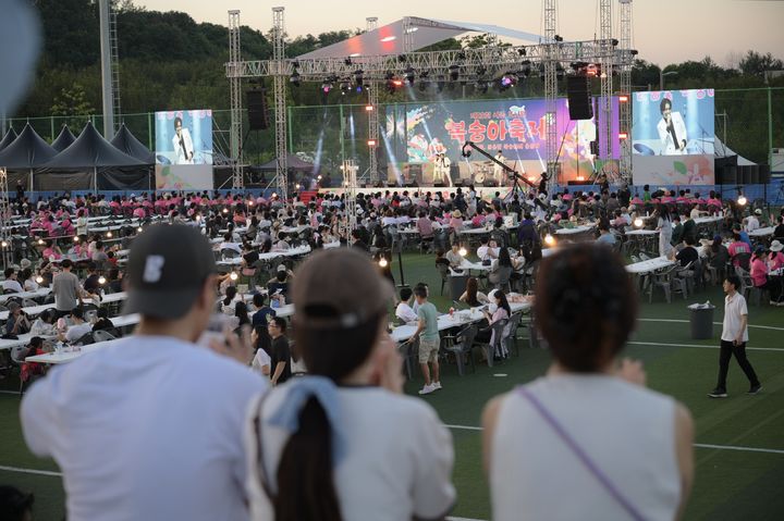 [세종=뉴시스] 2025 조치원 복숭아 축제 '피치비어나잇' 현장 모습.(사진=세종시 제공) 2025.07.27 photo@newsis.com *재판매 및 DB 금지