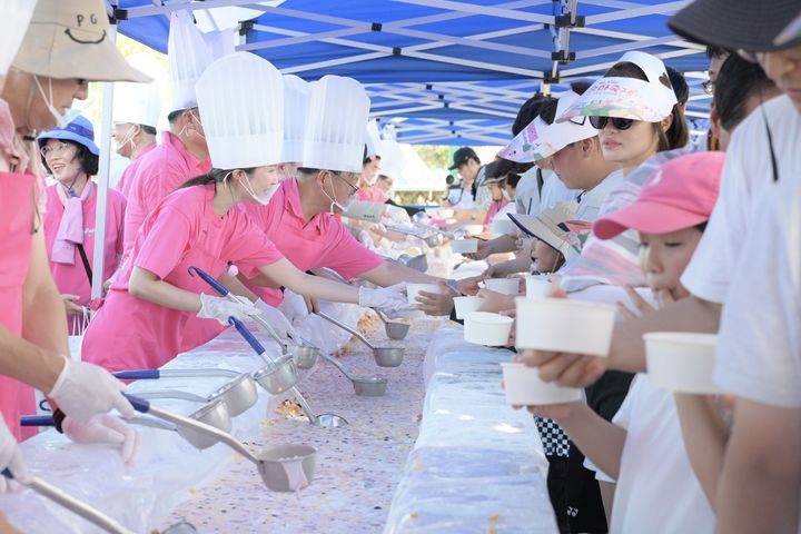 [세종=뉴시스] 2025 조치원복숭아 축제 복숭아 화채 나눔 행사 모습.(사진=세종시 제공) 2025.07.27 photo@newsis.com *재판매 및 DB 금지