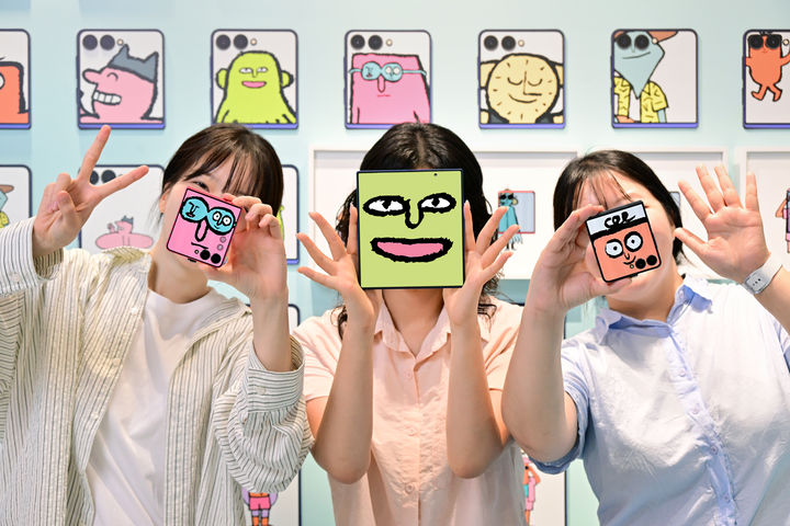 [서울=뉴시스] 서울 코엑스 '더 갤럭시 언폴더스(The Galaxy UNFOLDERS)' 체험존 방문객들이 갤럭시 Z 폴드7 대화면과 갤럭시 Z 플립7의 커버 디스플레이를 활용해 뉴페이스 셀피를 촬영하는 모습. (사진=삼성전자 제공) 2025.07.27. photo@newsis.com *재판매 및 DB 금지