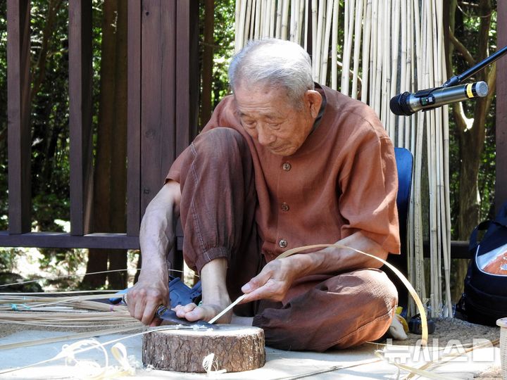 [제주=뉴시스] 오영재 기자 = 제주 무형유산 오영희 구덕장이 26일 오전 제주 서귀포시 치유의숲에서 열린 '제5회 웰니스 숲 힐링 여름 축제'에서 구덕 전시·시연회를 하고 있다. 2025.07.27. oyj4343@newsis.com 
