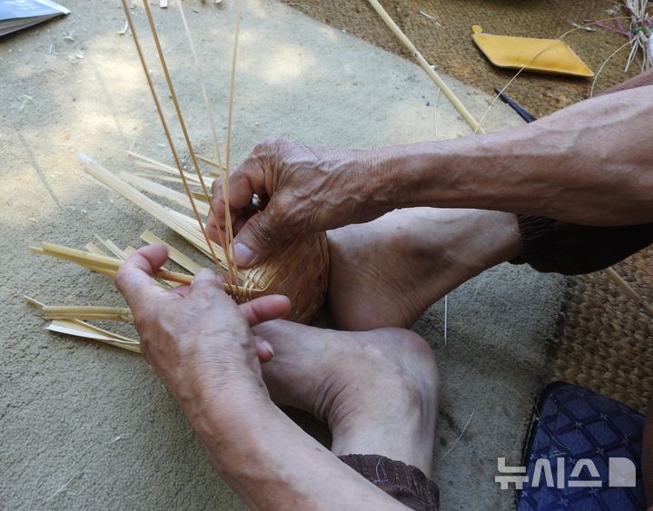 [제주=뉴시스] 오영재 기자 = 제주 무형유산 오영희 구덕장이 26일 오전 제주 서귀포시 치유의숲에서 열린 '제5회 웰니스 숲 힐링 여름 축제'에서 구덕 전시·시연회를 하고 있다. 2025.07.27. oyj4343@newsis.com 