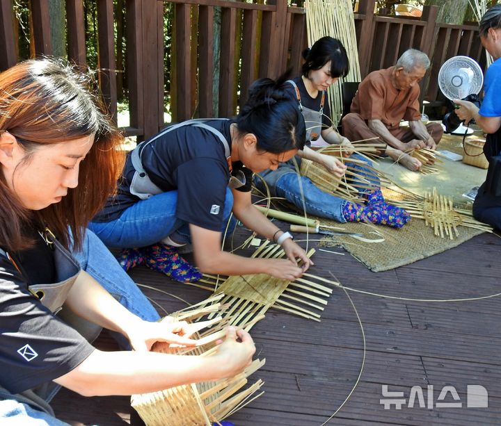 [제주=뉴시스] 오영재 기자 = 제주 무형유산 오영희 구덕장과 전수자 단체 '구덕스'가 26일 오전 제주 서귀포시 치유의숲에서 열린 '제5회 웰니스 숲 힐링 여름 축제'에서 구덕 전시·시연회를 하고 있다. 2025.07.27. oyj4343@newsis.com 