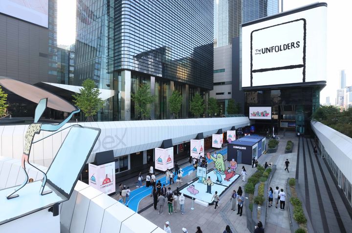 [서울=뉴시스] 서울 코엑스에 오픈한 '갤럭시 Z 폴드7∙Z 플립7'과 아티스트 '장 줄리앙(Jean Jullien)'의 협업 체험존 'The Galaxy UNFOLDERS' 전경. (사진=삼성전자 제공) photo@newsis.com *재판매 및 DB 금지