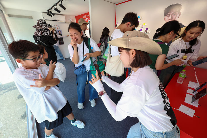 [서울=뉴시스] KT가 지난 25일부터 27일까지 3일간 용인 에버랜드 정문 야외 광장에서 고객 체험형 이벤트 'K 인텔리전스 럭키 드롭'을 진행한다. (사진=KT 제공) 2025.07.27. photo@newsis.com *재판매 및 DB 금지