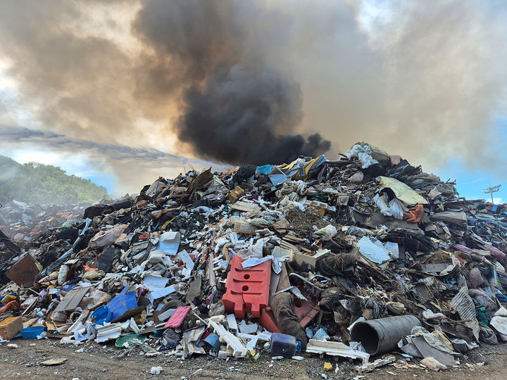 [예산=뉴시스] 지난 26일 오후 2시31분께 충남 예산군 예산읍 대회리 수해 쓰레기 적환장에서 불이 나 희고 검은 연기가 하늘로 치솟고 있다. (사진=예산소방서 제공) 2025.07.27. photo@newsis.com *재판매 및 DB 금지
