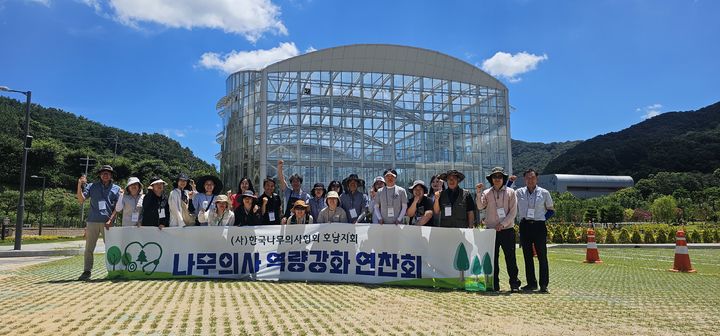 26일 광주시립수목원에서 역량 강화 교육을 실시한 한국나무의사협회 호남지회 회원들. (사진=호남지회 제공) photo@newsis.com *재판매 및 DB 금지