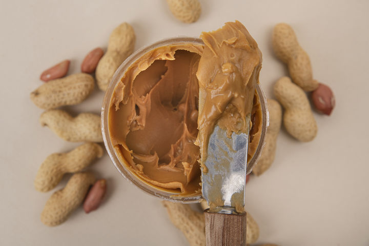 [서울=뉴시스] 잠들기 전 땅콩버터를 한 숟가락 먹는 것이 숙면에 도움이 된다는 미 마취과 전문의의 조언이 나왔다. 2025.07.27. *재판매 및 DB금지 *재판매 및 DB 금지