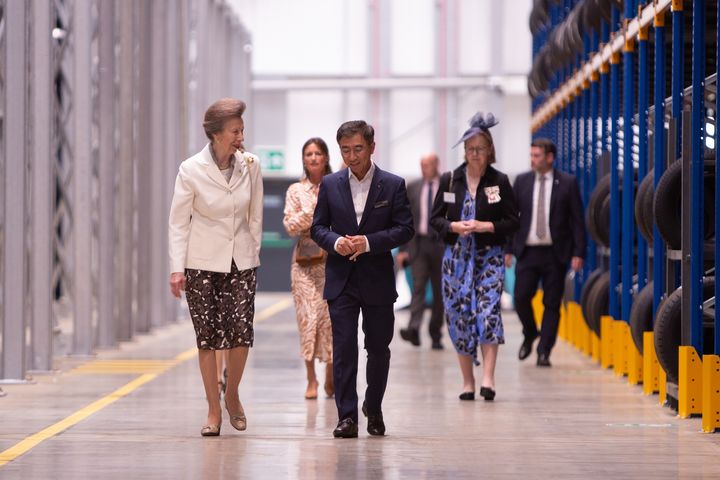 [서울=뉴시스] 한국타이어 한창율 영국법인장이 앤 앨리자베스 앨리스 루이즈 공주에게 '한국 하우스(Hankook House)' 첨단 물류 시설을 소개하는 모습. (사진=한국타이어앤테크놀로지 제공) photo@newsis.com *재판매 및 DB 금지