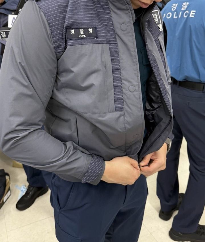 [서울=뉴시스] 경찰이 창경 80주년을 맞아 제작 중인 신형 근무복 시제품 착용 사진이 온라인상에 공개되면서 논란이 일고 있다. (사진 = 블라인드 캡처) 2025.07.27. *재판매 및 DB 금지
