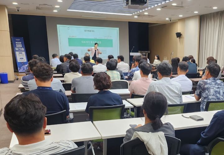 [화성=뉴시스] 화성시 5급이상 공직자들이 25일 시청 대회의실에서 열린 '청렴 워크숍'에서 리더의 덕목에 대한 강의를 듣고 있다.(사진=화성시 제공)2025.07.27.photo@newsis.com *재판매 및 DB 금지