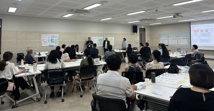 [화성=뉴시스] 마을활동가 등이 25일 YBM 연수원에서 열린 화성시 민간소통워크숍에서 성장단계별 맞춤형 통합지원 방안에 대해 토의하고 있다.(사진=화성시 제공)2025.07.27.photo@newsis.com *재판매 및 DB 금지