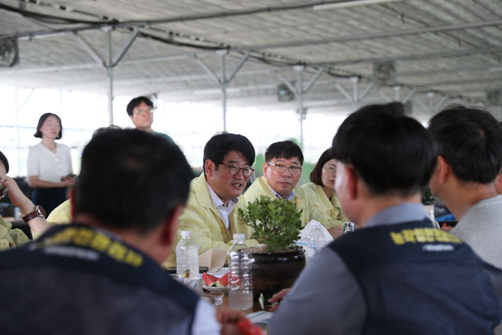 [세종=뉴시스] 권재한 농촌진흥청장(가운데)이 25일 경기도 용인시 남사읍의 다육이 재배 농사업장에서 농장 관계자 등과 소통하며 '폭염 안전 5대 기본 수칙' 내용을 안내하고, 현장의 적극적인 실천를 당부하고 있다. (사진=농진청 제공) *재판매 및 DB 금지