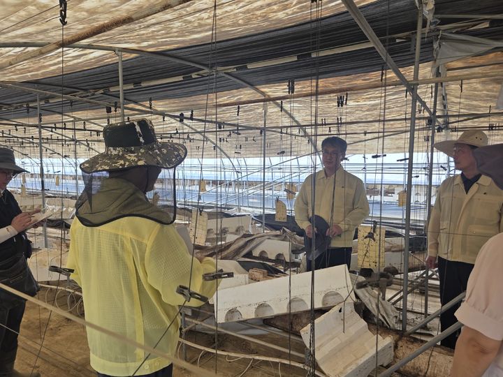 [세종=뉴시스]서효원 농촌진흥청 차장이 7월 25일 전남 담양군 무정면에서 영농 현장 수해 복구에 구슬땀을 흘리고 있는 농촌진흥청 직원들을 찾아가 격려하고 있다.&nbsp; (사진=농촌진흥청 제공) *재판매 및 DB 금지