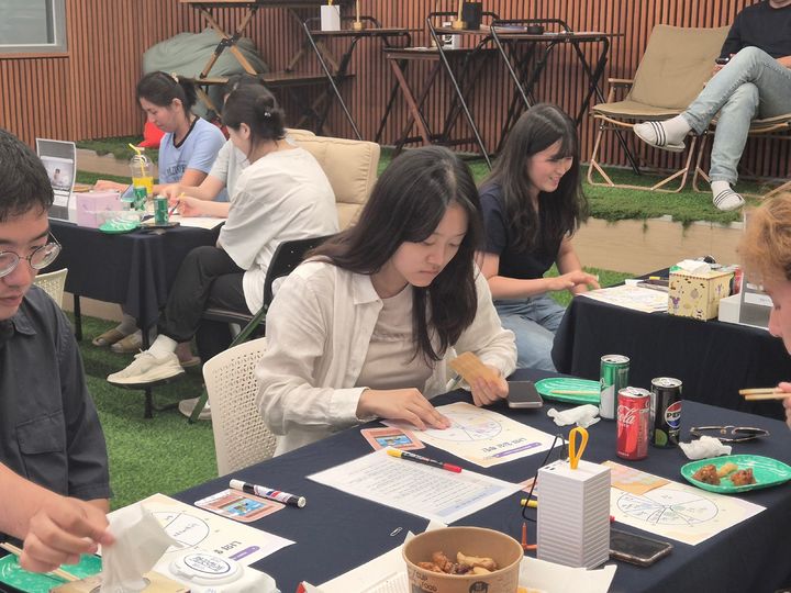 [광명=뉴시스] 광명시 청년들이 26일 청년동에서 열린 '취업준비생 청년' 주제 소모임에 참여했다.(사진=광명시 제공)2025.07.27.photo@newsis.com *재판매 및 DB 금지